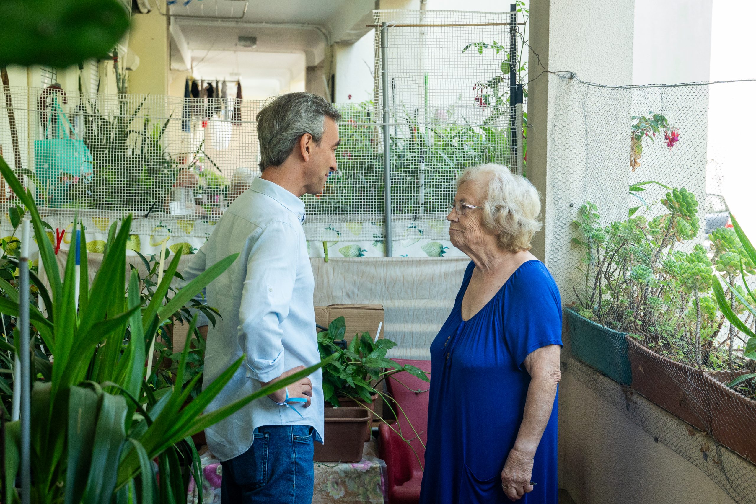 A ouvir as preocupações de uma das moradoras mais antigas do Bairro Duque de Saldanha